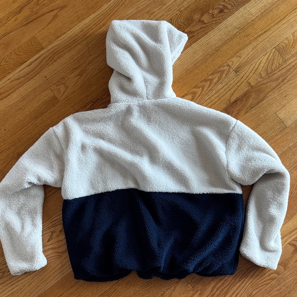 Evereve Two-Tone Sherpa Hoodie in Cream and Navy 1/4 zip, pockets - Picture 4 of 6